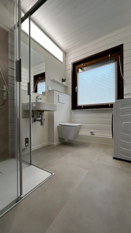 Modernes Badezimmer mit Fußbodenheizung